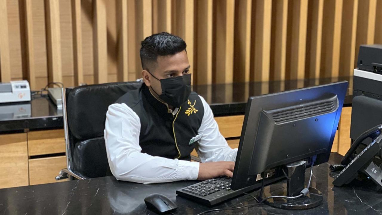 Holiday Inn New Delhi Mayur Vihar Noida By Ihg Exterior foto A government employee in Myanmar wearing a face mask